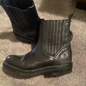 Frye Ella moto Chelsea boots size 8, black leather